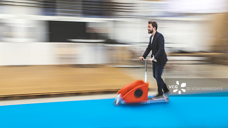 骑滑板车的年轻商人图片素材