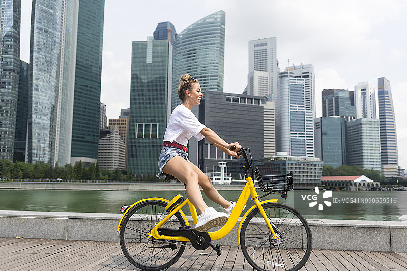 女孩在城市里骑自行车图片素材