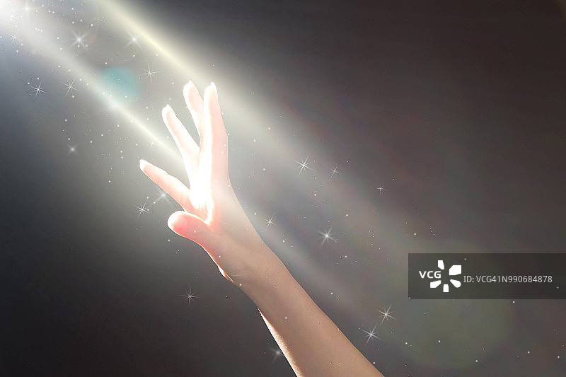 女人触摸发光的光线图片素材