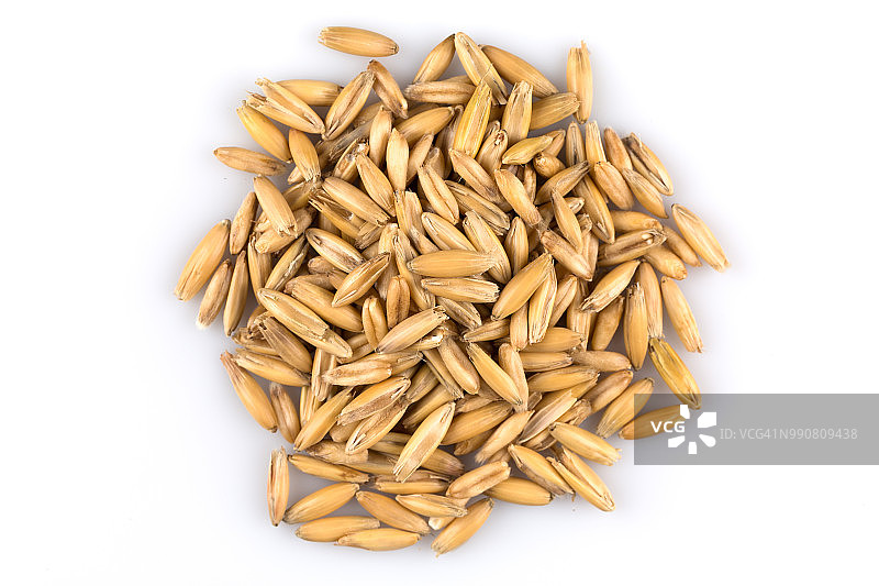 白色背景上分离的一堆有机燕麦图片素材