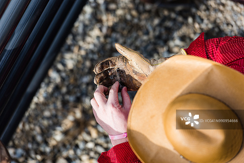 牛仔竞技比赛前检查手套的牛仔图片素材