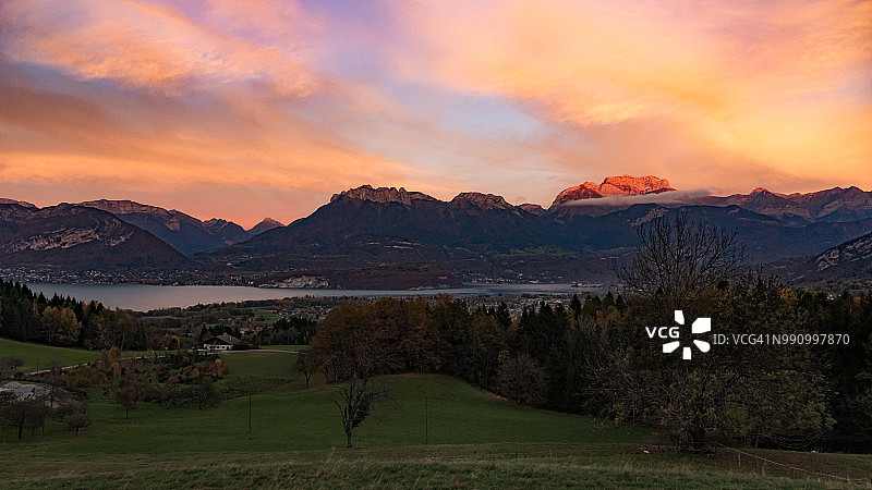 阿尔卑斯山脉安纳西湖和山脉上的壮丽天空（法国上萨瓦省）图片素材
