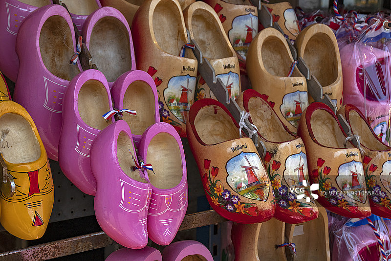 荷兰沃伦丹商店里展示的传统荷兰木鞋图片素材