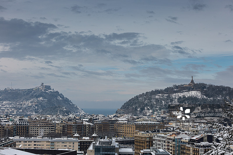 西班牙巴斯克地区的圣塞瓦斯蒂安雪景图片素材