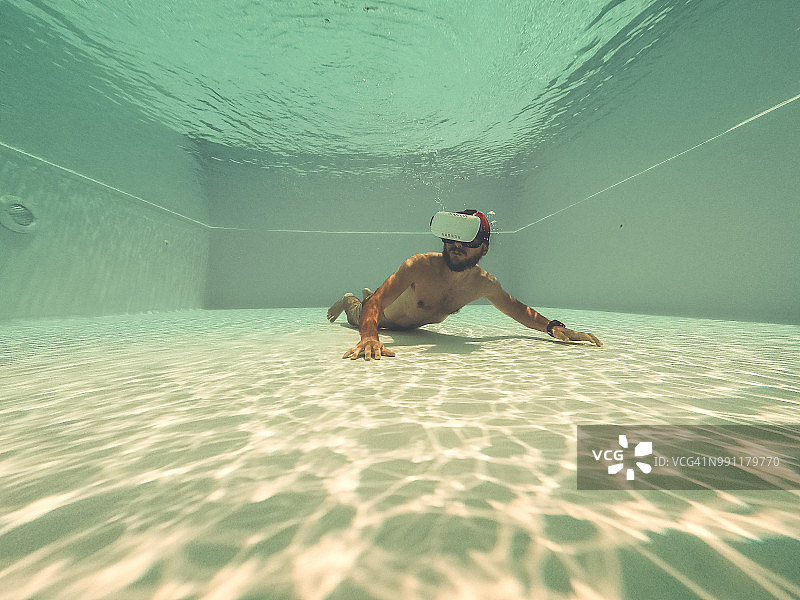 戴VR头显体验水下感觉的男人图片素材