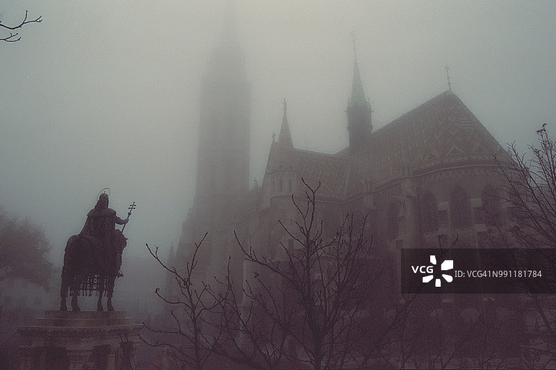 匈牙利布达的圣伊什特万一世和马蒂亚斯教堂的骑马雕像图片素材