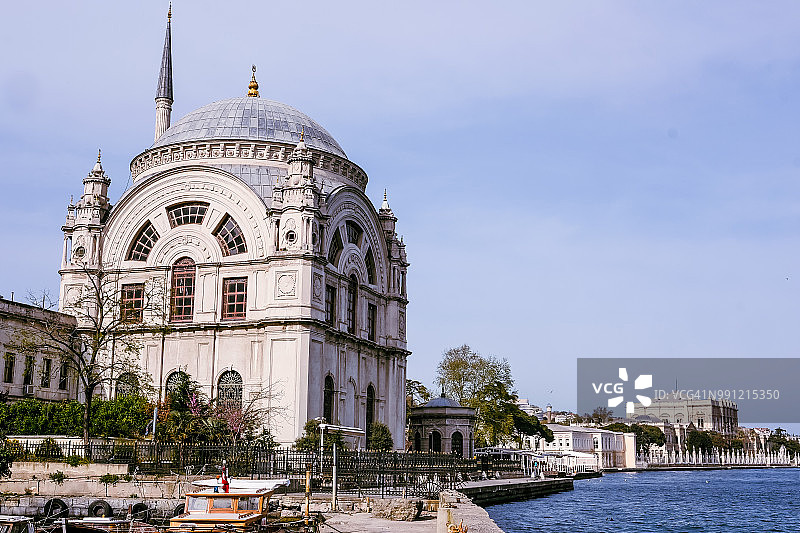 从博斯普鲁斯海峡看多尔玛巴赫切清真寺图片素材