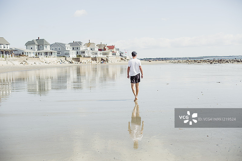 美国缅因海滩：男人走在海滩上图片素材