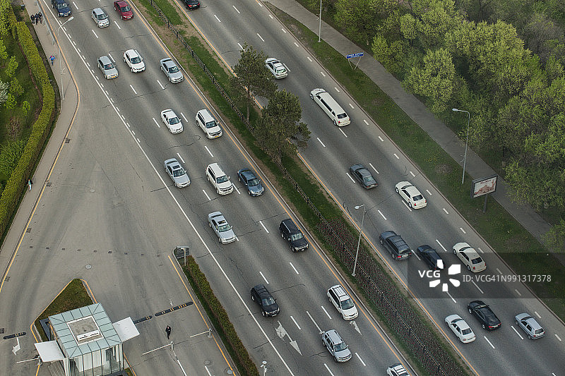 在哈萨克斯坦阿拉木图高速公路上行驶的车辆图片素材