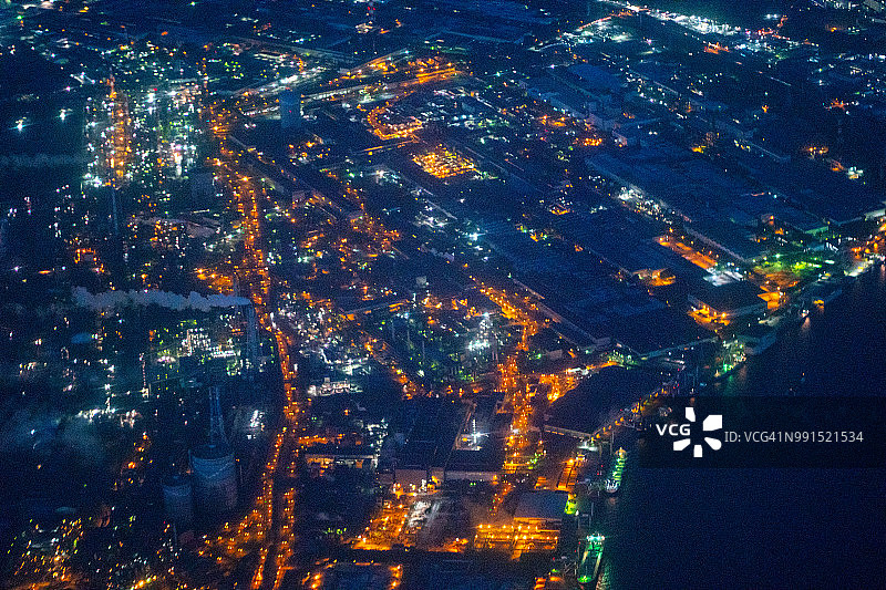 从飞机上俯瞰日本千叶县君津市东京湾夜间照明工厂图片素材