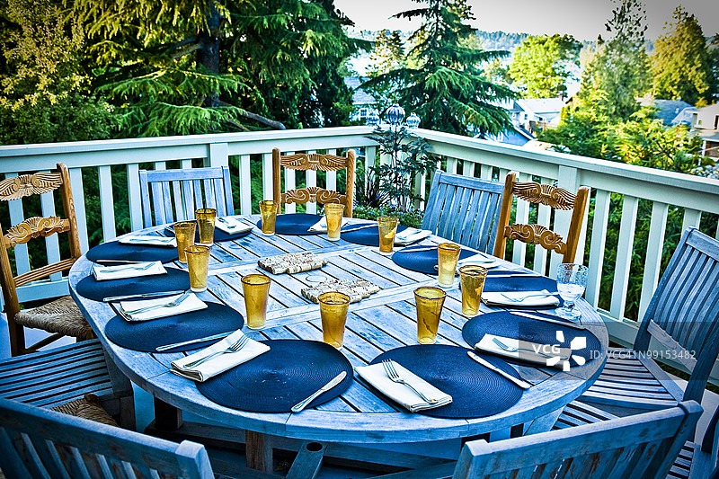 户外餐桌套装用于晚餐图片素材