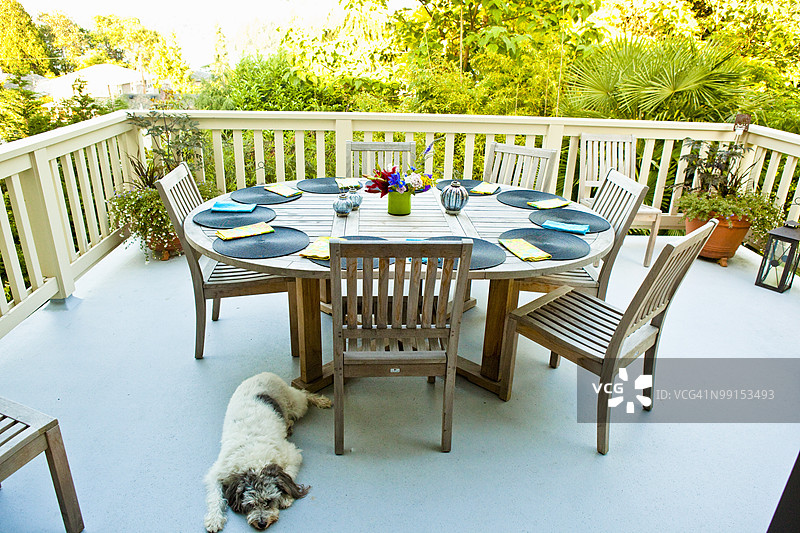 户外餐桌套装用于晚餐图片素材