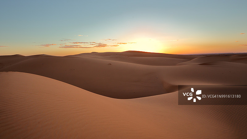 日落时分的沙丘图片素材