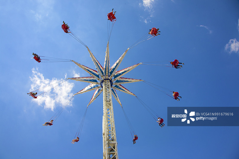 在科尼岛乘坐飞行椅的人们图片素材