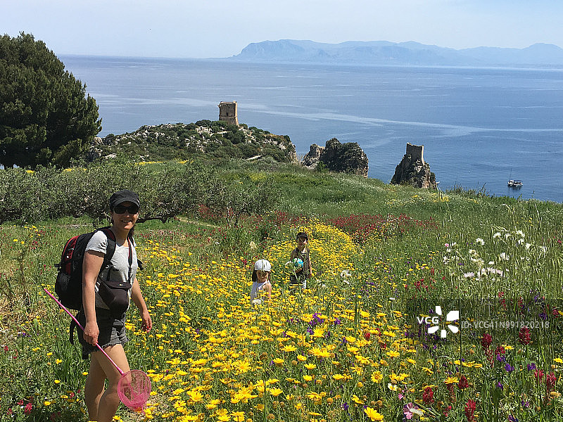 母亲和孩子们在意大利西西里岛斯科佩洛图片素材