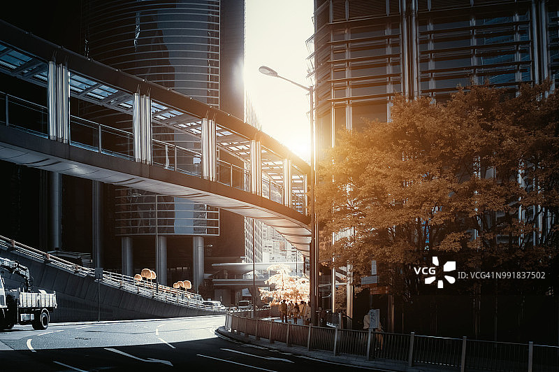 市中心超现实城市景观和高层金融摩天大楼图片素材