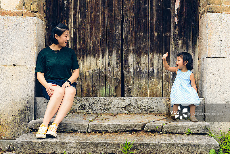 女儿和母亲图片素材
