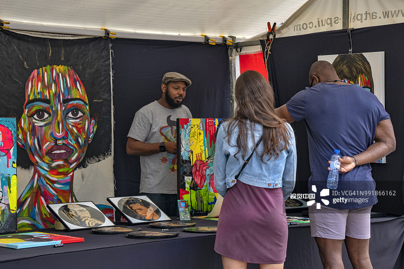 在阿姆斯特丹伦勃朗广场售卖艺术品图片素材