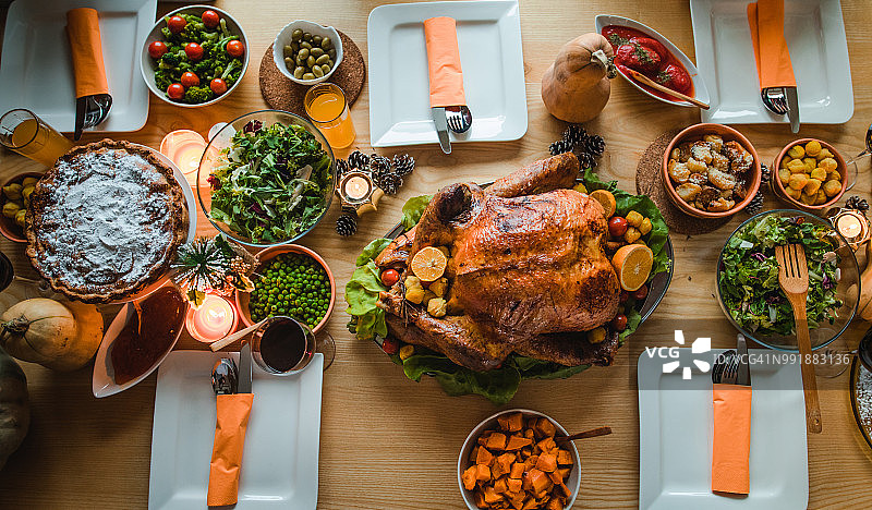感恩节餐桌摆台的俯视图图片素材