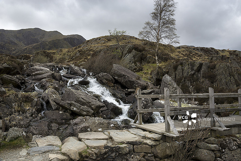 斯诺多尼亚国家公园Cwm Idwal的人行桥，北威尔士图片素材