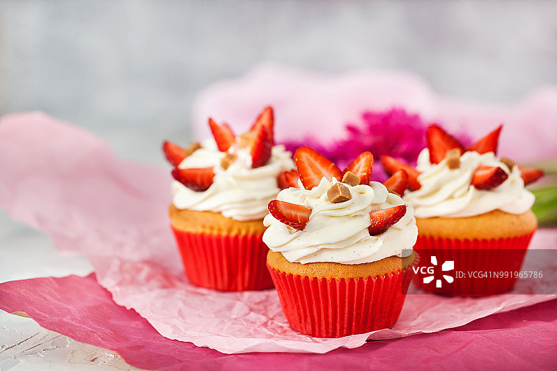 美味草莓奶油纸杯蛋糕图片素材