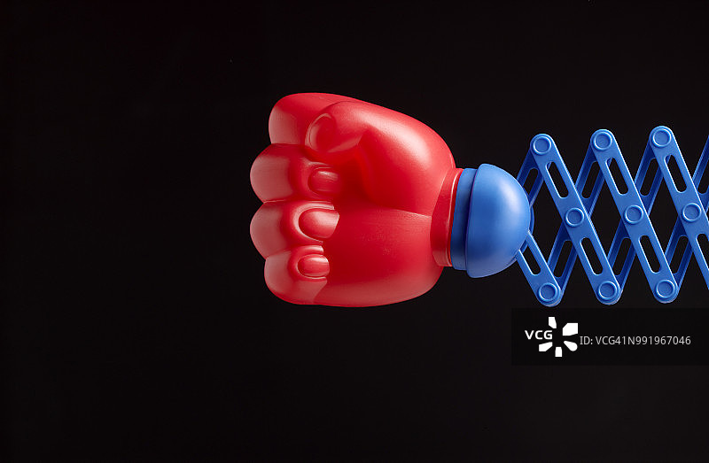 黑色背景上的潘趣酒，带文案空间图片素材