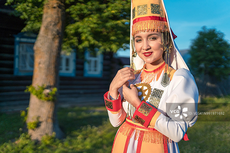 穿着马里民族服装的可爱女孩在日落时分的乡村肖像图片素材