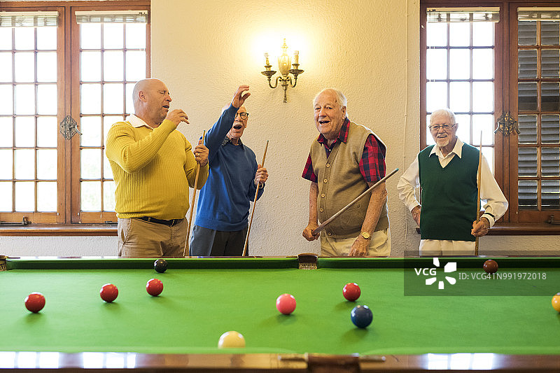 失望的老年男人打斯诺克图片素材
