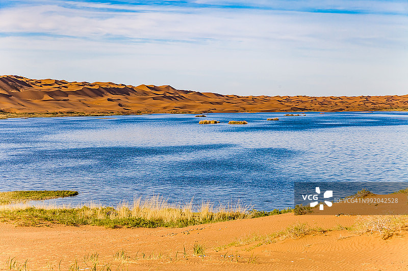 中国内蒙古的沙漠湖泊图片素材