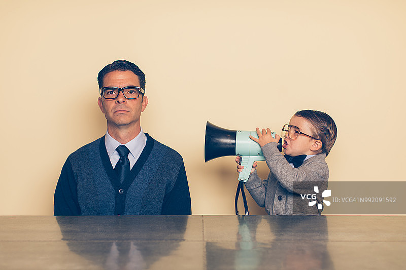 年轻的书呆子男孩用扩音器对爸爸大喊图片素材