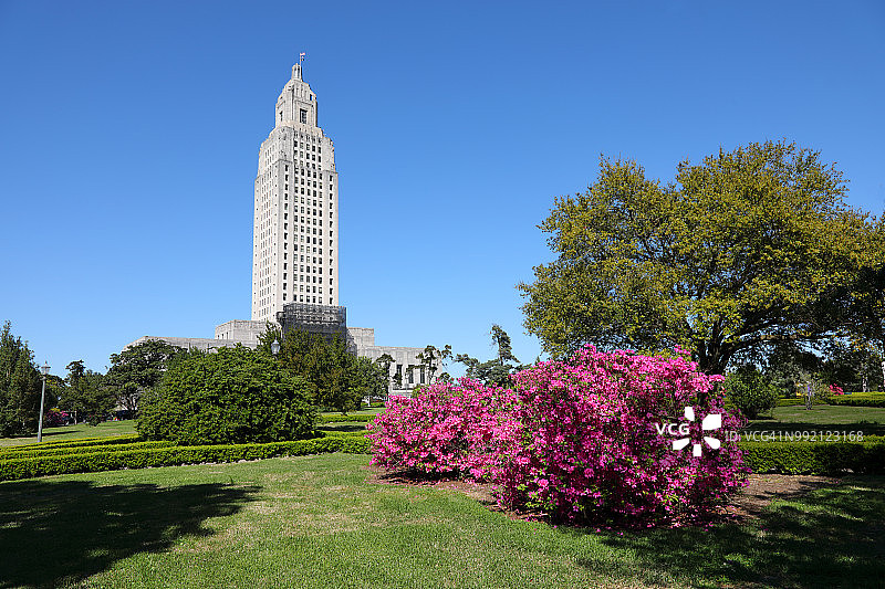 路易斯安那州议会大厦和盛开的杜鹃花图片素材