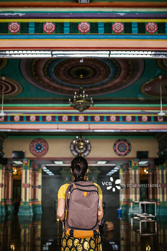 在斯里·马哈马里安曼印度庙的年轻背包客图片素材