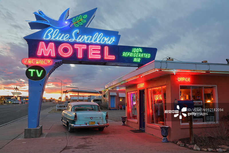 66号公路上的蓝色燕子汽车旅馆日落景观图片素材