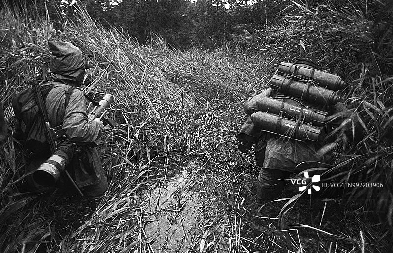 海军陆战队员在沼泽中携带武器图片素材