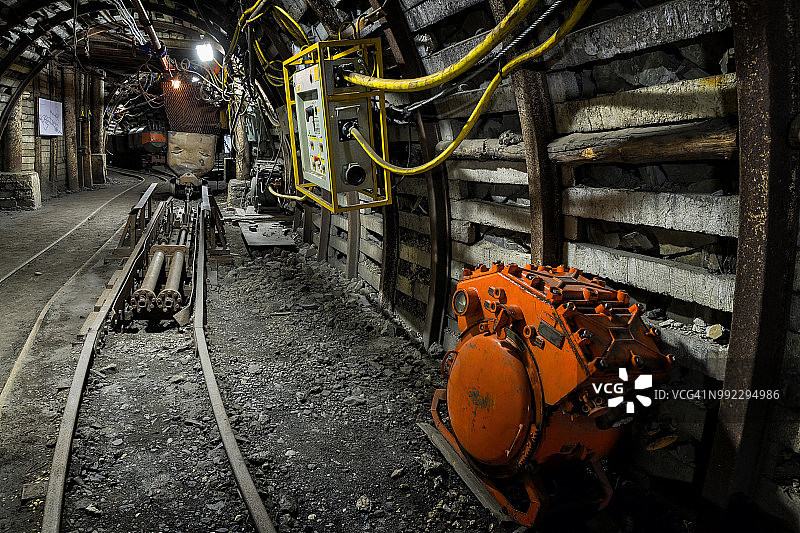 带有钢支撑系统和电气设备的硬煤矿井下通道图片素材