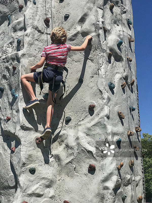 儿童攀爬攀岩墙图片素材