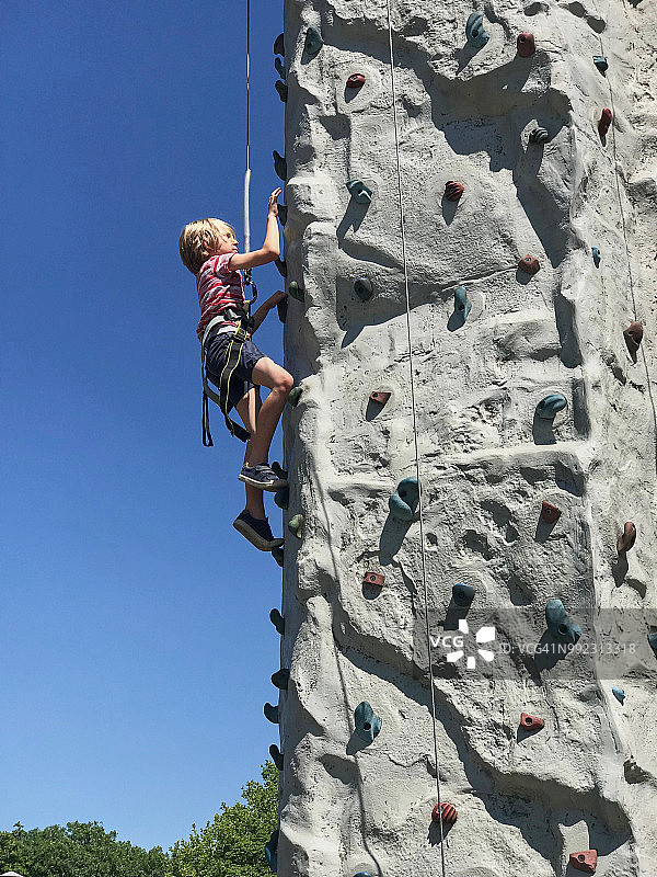 儿童攀爬攀岩墙图片素材