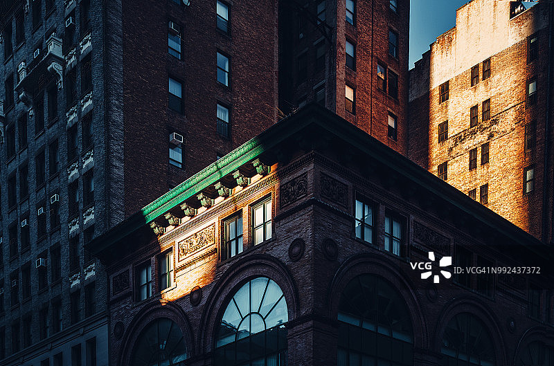 日落时曼哈顿市中心的历史建筑图片素材