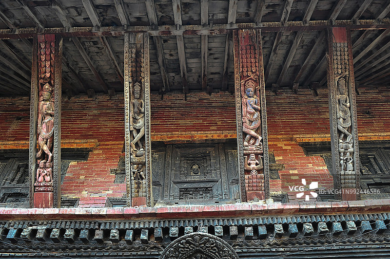 尼泊尔加德满都谷地巴克塔普尔一座寺庙上雕刻精美的支撑梁图片素材