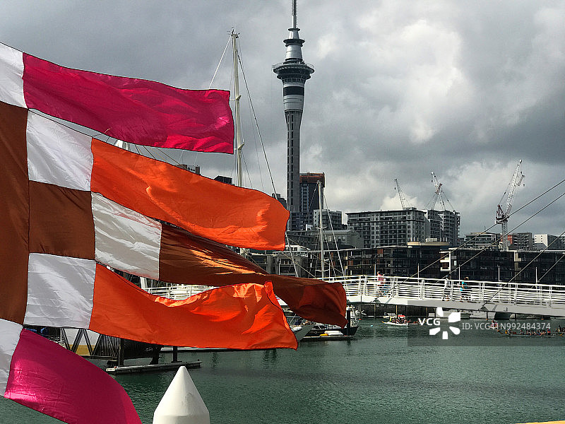 高架桥港口的彩色飞舞图片素材