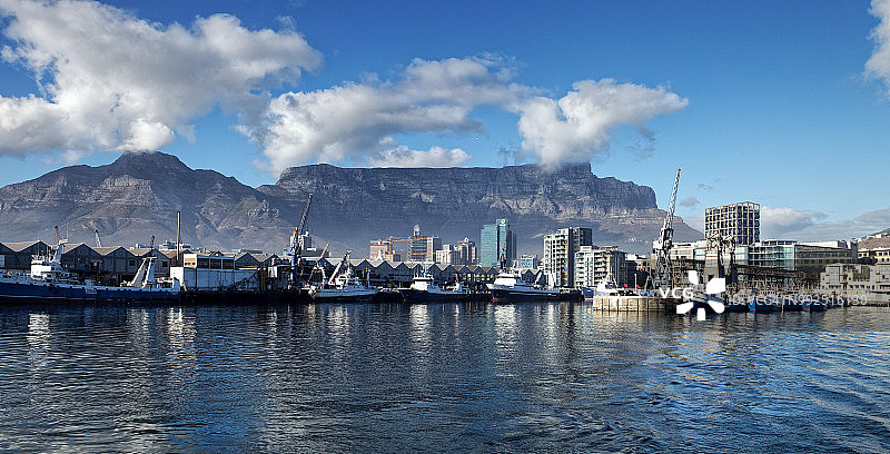 开普敦港口和码头，背景是桌山和魔鬼峰图片素材