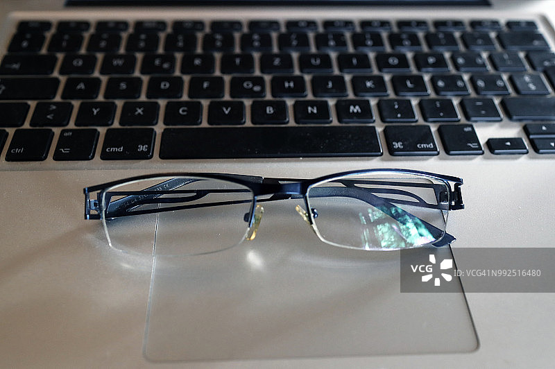 MacBook Pro键盘和眼镜，瑞士日内瓦图片素材