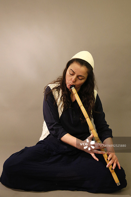 在巴黎演奏内伊笛的苏菲派妇女图片素材