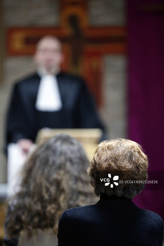 新教礼拜：牧师在讲道。法国克吕斯。图片素材