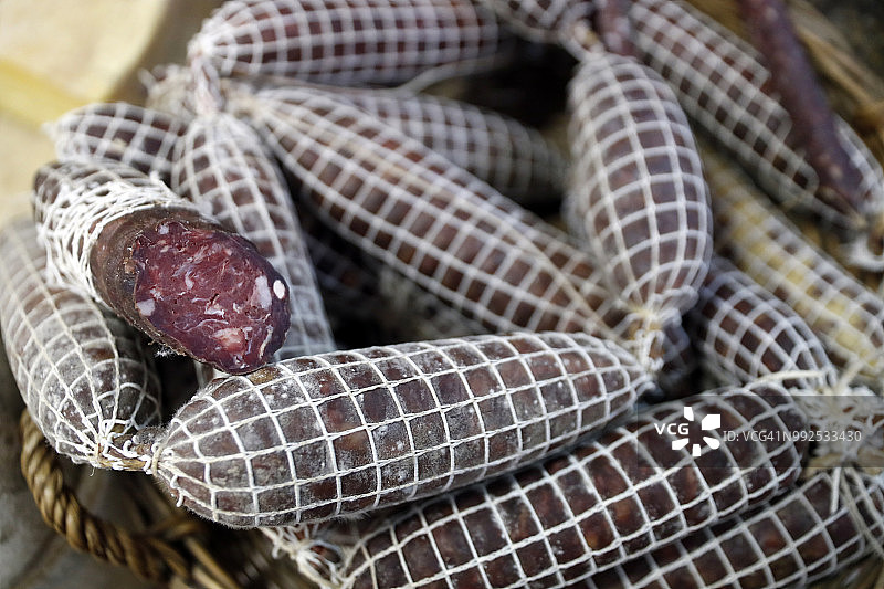 圣奥尔索集市：传统牛肉香肠，意大利奥斯塔图片素材