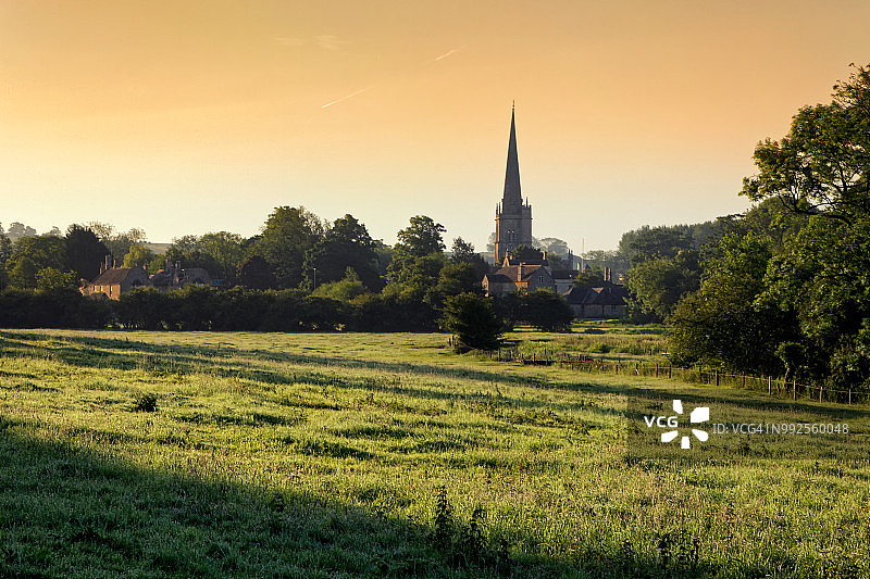 科茨沃尔德的温德拉什河畔的伯福德教堂尖顶，日落图片素材