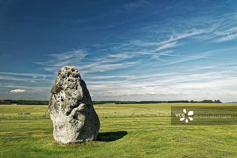 英格兰威尔特郡埃姆斯伯里附近的仲夏巨石阵图片素材