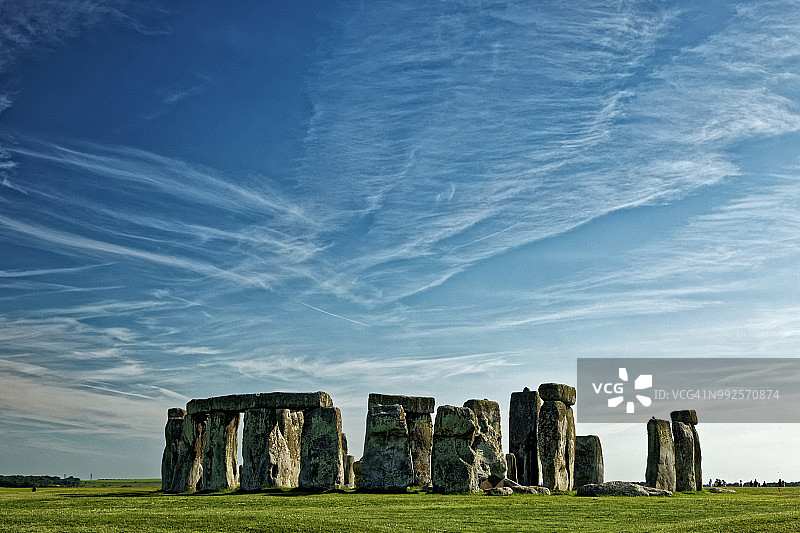 英格兰威尔特郡埃姆斯伯里附近的仲夏巨石阵图片素材