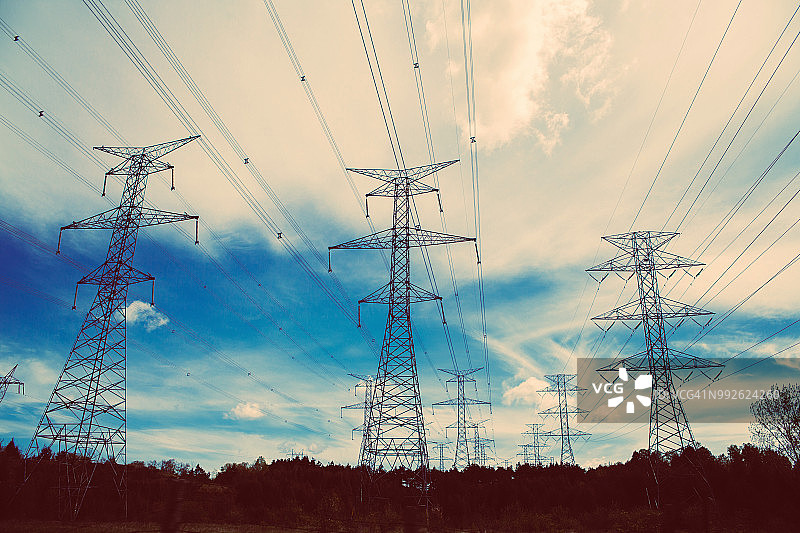 晴朗蓝天下高压电塔层图片素材