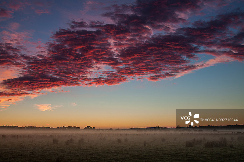 粉色冬日牧场日出，怀拉拉帕乡村的薄雾升起图片素材
